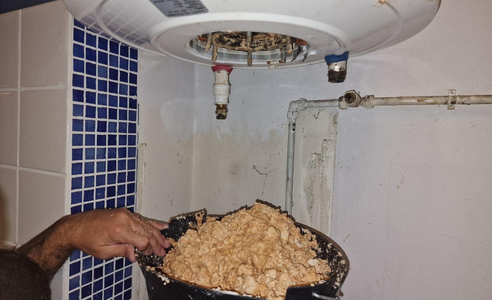 Chauffe-eau con acumulación de cal, tuberías incrustadas al fondo