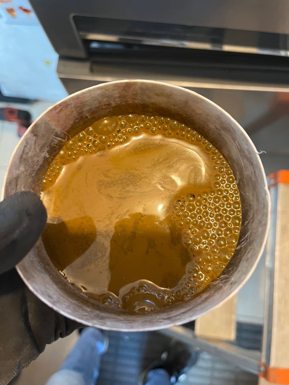 Cubo con agua cargada de lodo y óxido extraída de un circuito de calefacción