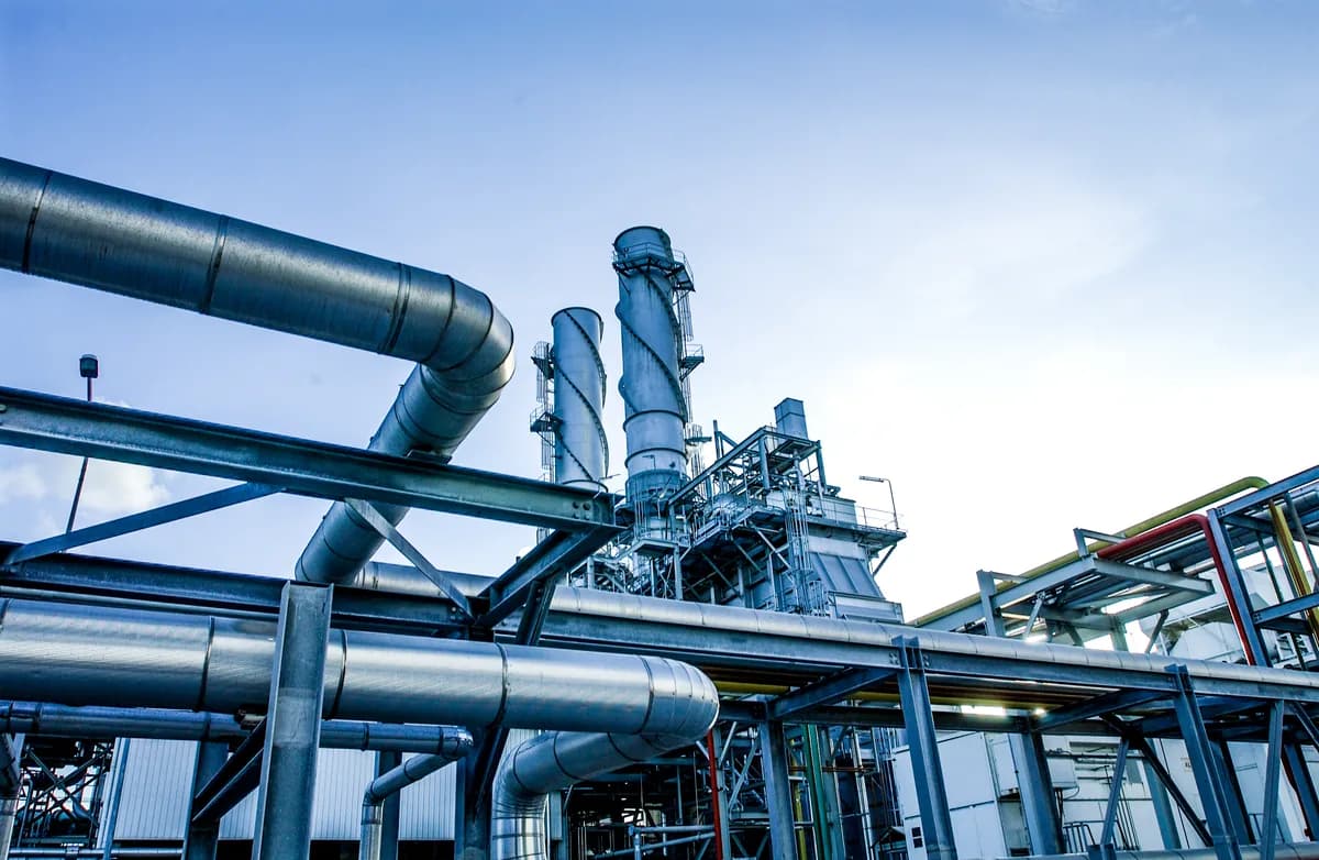 Planta industrial con conducciones de agua