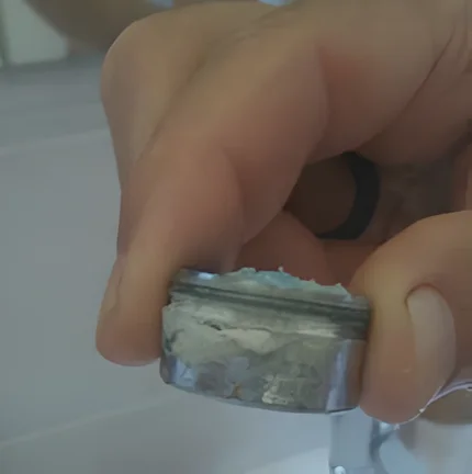 Aireador de grifo con la cal ya desprendida tras la instalación